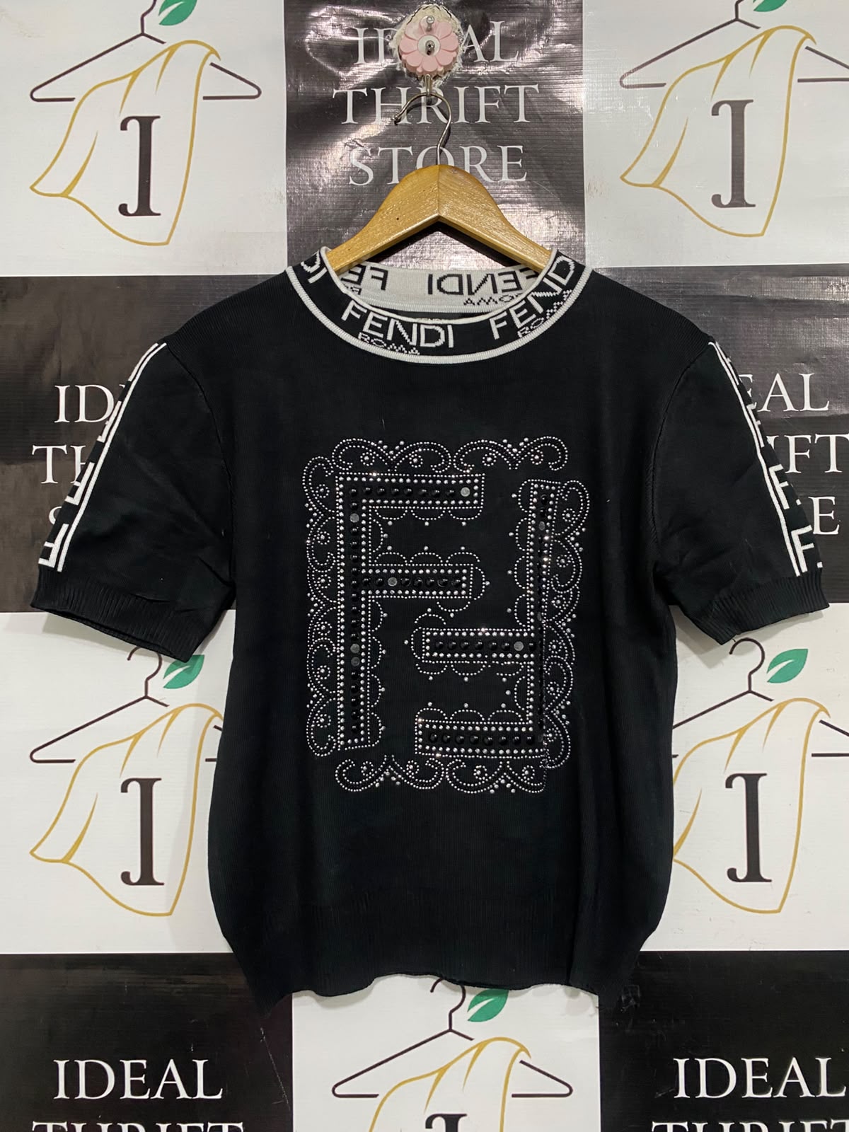 FENDI |M | BUST 20 | A75 | BLACK LOGO COLLAR STUDDED SHORT SLEEVE KNIT TOP