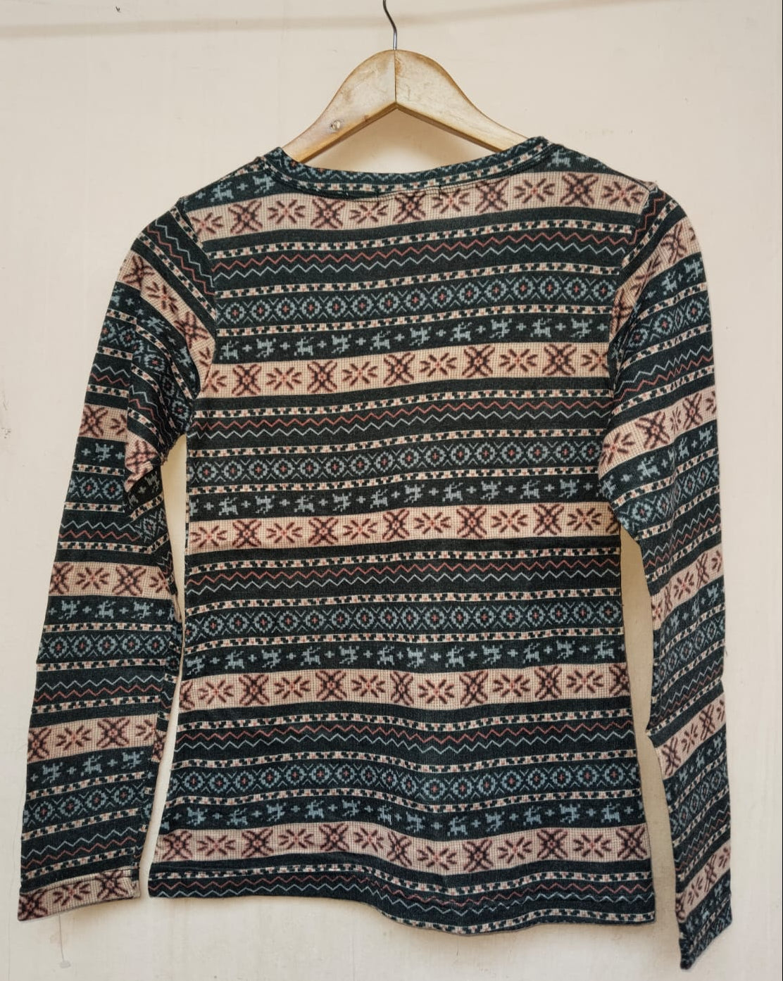 DIVA APPAREL SWEATER W-15 / L-23